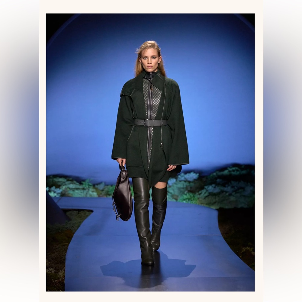 NWT RARE RUNWAY AUTHENTIC BURBERRY THIGH HIGH LEATHER BOOTS

🔥2026 RUNWAY TREND - Picture 14 of 17